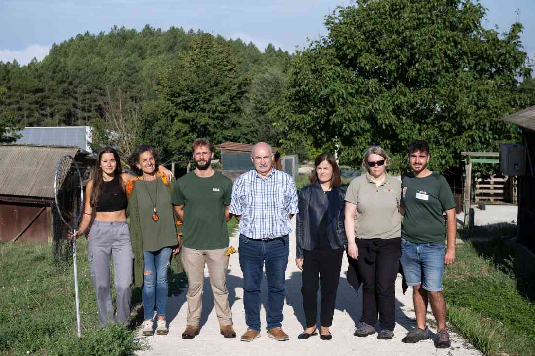 El consejero de Desarrollo Rural y Medio Ambiente, José Mari Aierdi, y la directora general de Medio Ambiente, Ana Bretaña, junto a representantes de GAN y técnicos del CRFS Ilundain en la visita realizada hoy. 