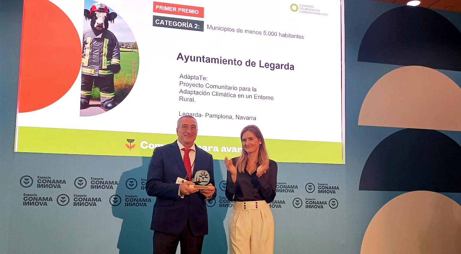 Silevestre Belzunegui, alcalde de Legarda, recoge el Premio Conama a la Sostenibilidad 2024 de la mano de Sara Aagesen, vicepresidenta tercera y ministra para la Transición Ecológica y el Reto Demográfico