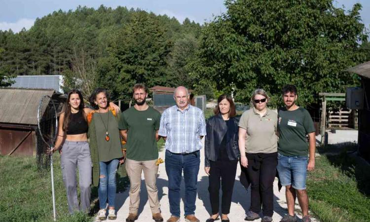 El consejero de Desarrollo Rural y Medio Ambiente, José Mari Aierdi, y la directora general de Medio Ambiente, Ana Bretaña, junto a representantes de GAN y técnicos del CRFS Ilundain en la visita realizada hoy. 