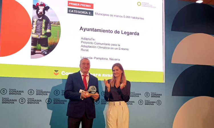 Silevestre Belzunegui, alcalde de Legarda, recoge el Premio Conama a la Sostenibilidad 2024 de la mano de Sara Aagesen, vicepresidenta tercera y ministra para la Transición Ecológica y el Reto Demográfico