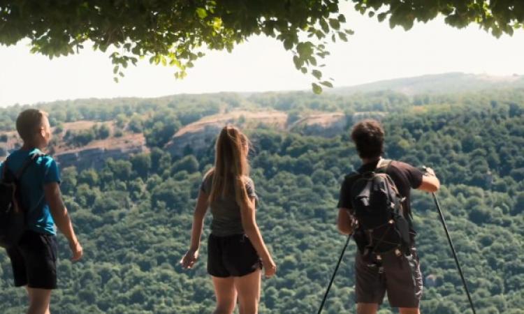 Vista del vídeo en el que se ve a un grupo de jóvenes viendo las vistas del paisaje un día de excursión