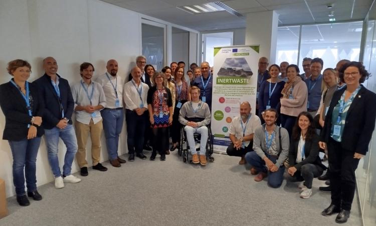 Foto de grupo con los asistentes a las jornadas del tercer Viaje de Aprendizaje Transnacional de INERTWASTE