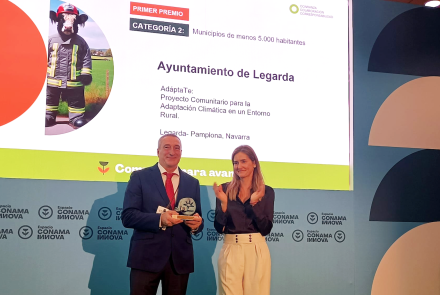 Silevestre Belzunegui, alcalde de Legarda, recoge el Premio Conama a la Sostenibilidad 2024 de la mano de Sara Aagesen, vicepresidenta tercera y ministra para la Transición Ecológica y el Reto Demográfico