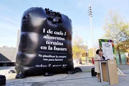 Imagen de la Bolsa de basura hinchable gigante, que representa el porcentaje de alimentos que se desperdician, con el lema: 1 de cada 3 alimentos termina en la basura 